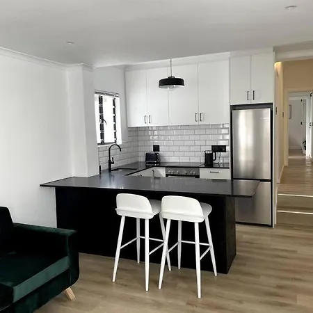 Centrally Located Modern 2-Bedroom Home & Parking Kaapstad Buitenkant foto