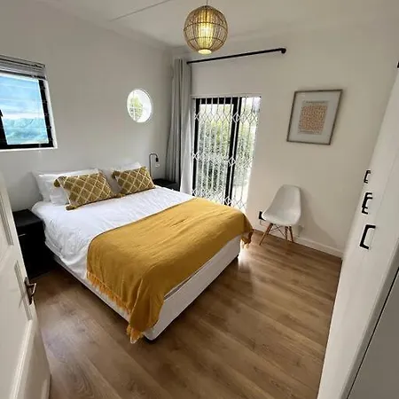 Centrally Located Modern 2-Bedroom Home & Parking Kaapstad Buitenkant foto