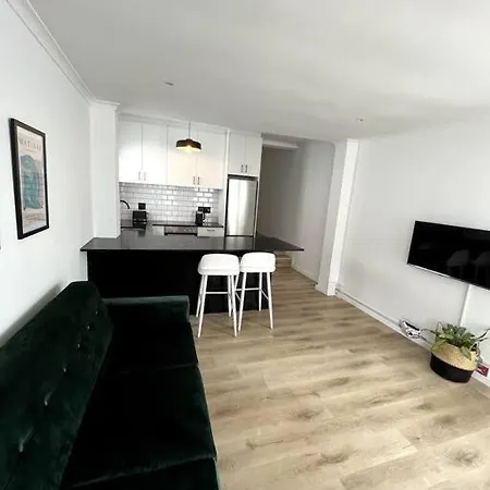 Centrally Located Modern 2-Bedroom Home & Parking Kaapstad Buitenkant foto