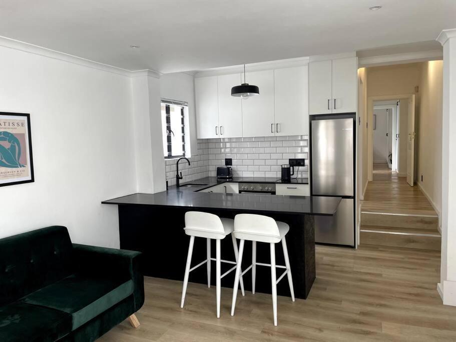 Centrally Located Modern 2-bedroom & Parking *
