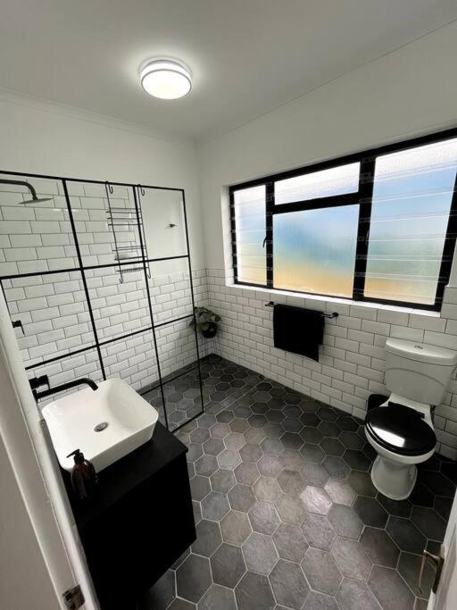 Holiday home Centrally Located Modern 2-bedroom & Parking *
