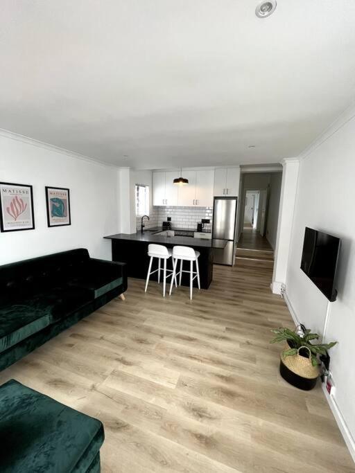 Holiday home Centrally Located Modern 2-bedroom & Parking *