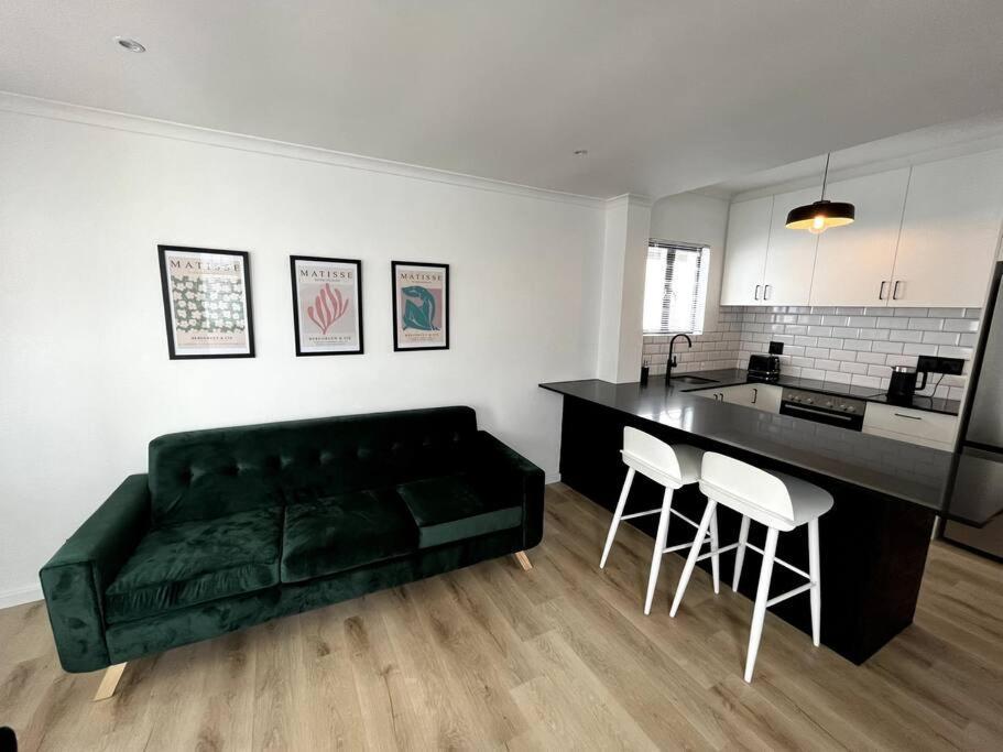 Holiday home Centrally Located Modern 2-bedroom & Parking Cape Town