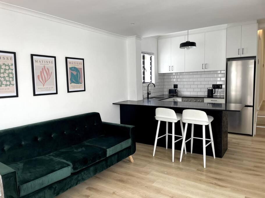Holiday home Centrally Located Modern 2-bedroom & Parking Cape Town