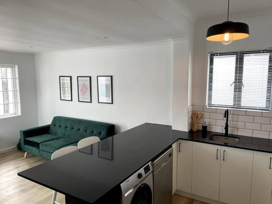 Centrally Located Modern 2-bedroom & Parking
