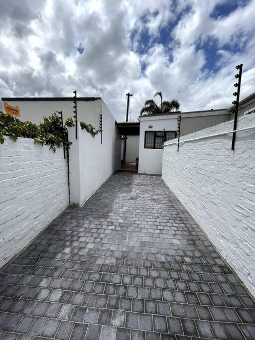 Holiday home Centrally Located Modern 2-bedroom & Parking Cape Town