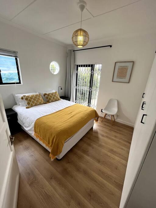 Centrally Located Modern 2-bedroom & Parking Holiday home