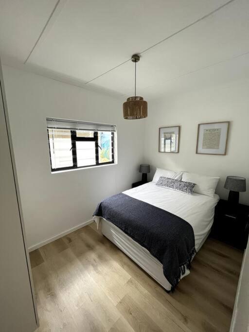 Centrally Located Modern 2-bedroom & Parking Holiday home