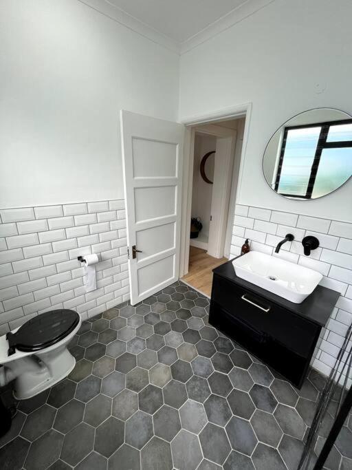 Centrally Located Modern 2-bedroom & Parking Cape Town