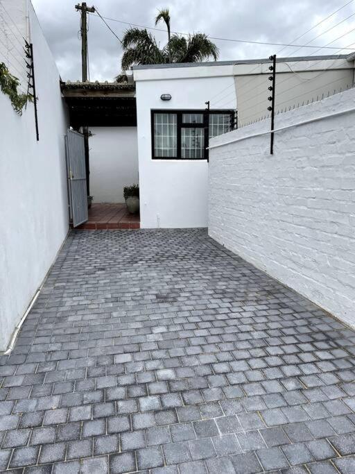 Centrally Located Modern 2-bedroom & Parking * Cape Town