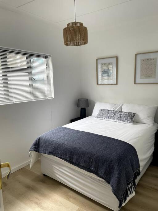 Centrally Located Modern 2-bedroom & Parking