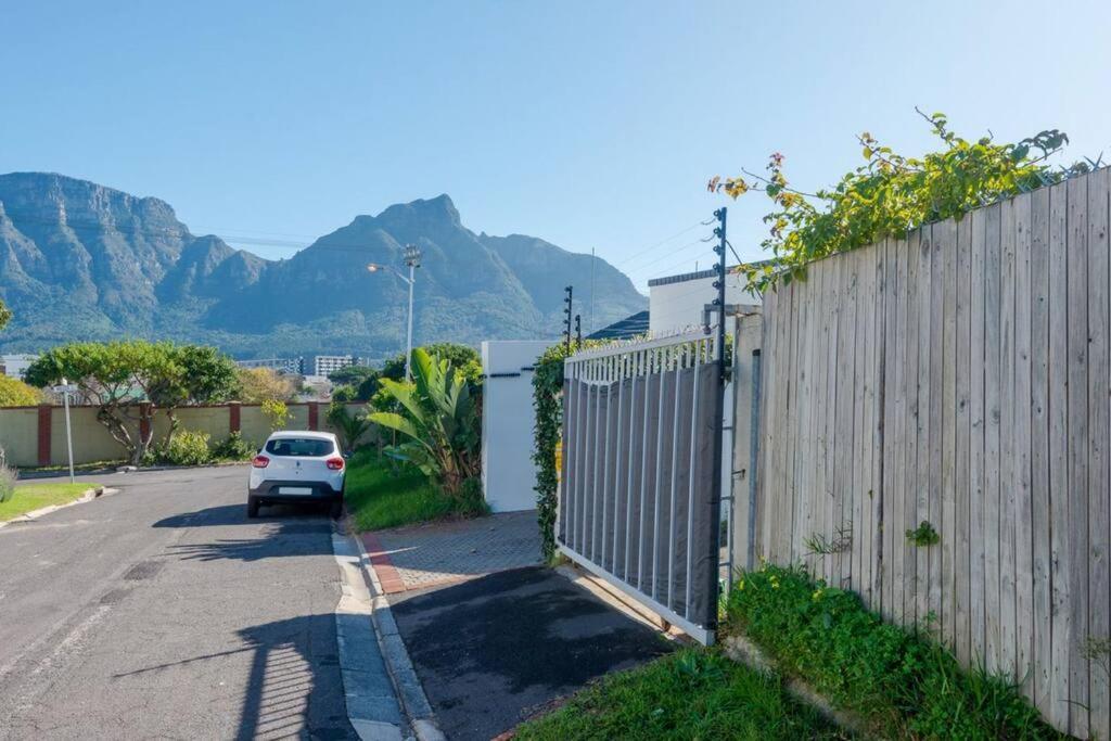 Centrally Located Modern 2-bedroom & Parking Holiday home