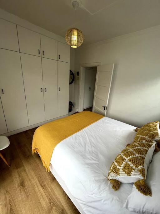 Centrally Located Modern 2-bedroom & Parking * Cape Town