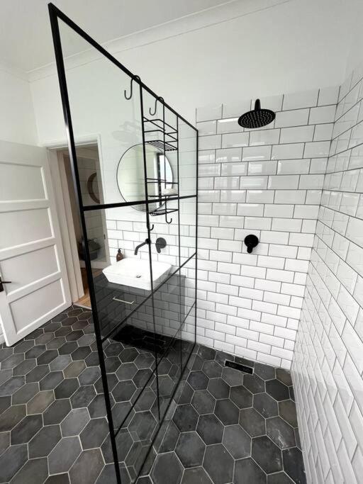 Holiday home Centrally Located Modern 2-bedroom & Parking
