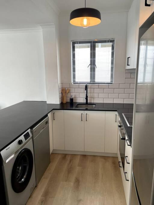 Centrally Located Modern 2-bedroom & Parking * Cape Town